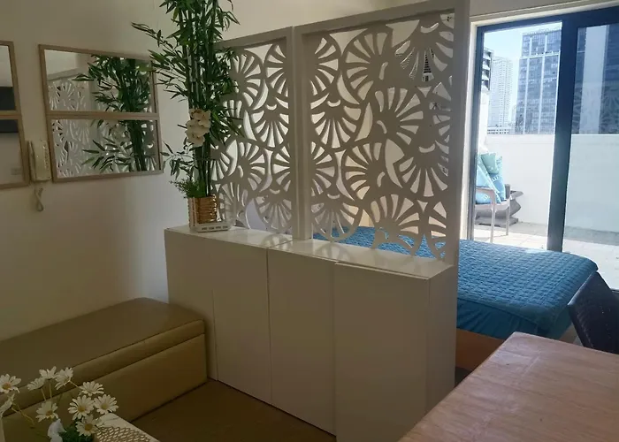 Chic Tropical With Skyline View Aparthotel